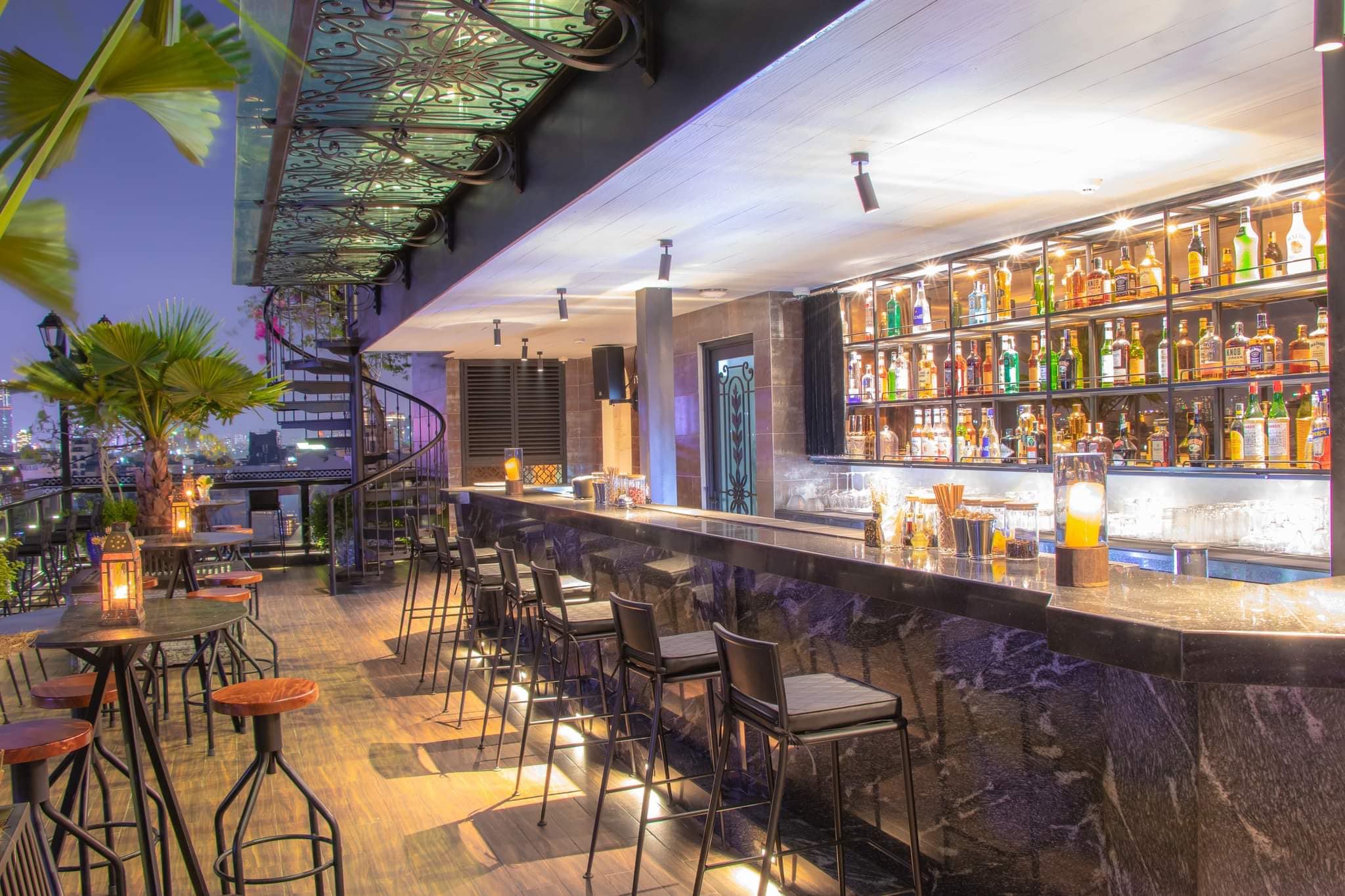 TOP 15 LUXURIOUS BARS IN VIETNAM